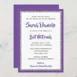 Glittery Bat Mitzvah Lila und Silver Rectangle Einladung<br><div class="desc">Dieses trendige Bat Mitzvah-Angebot besticht durch funkelnden Imitat-Glitzer,  der auf einem soliden Farbhintergrund liegt. Verwenden Sie das Vorlagenformular,  um Ihre eigenen Informationen hinzuzufügen. Die Funktion "Anpassen" kann verwendet werden,  um den Stil,  die Farbe und das Layout des Schriftartes zu ändern.</div>