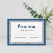 Glittery Bat Mitzvah Navy Blau und Silver RSVP Karte (Stehend Vorderseite)