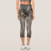 Glittery Giraffe über Glossy Gray Capri Leggings (Rückseite)