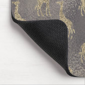 Glittery Giraffe über Glossy Gray Mousepad (Ecke)
