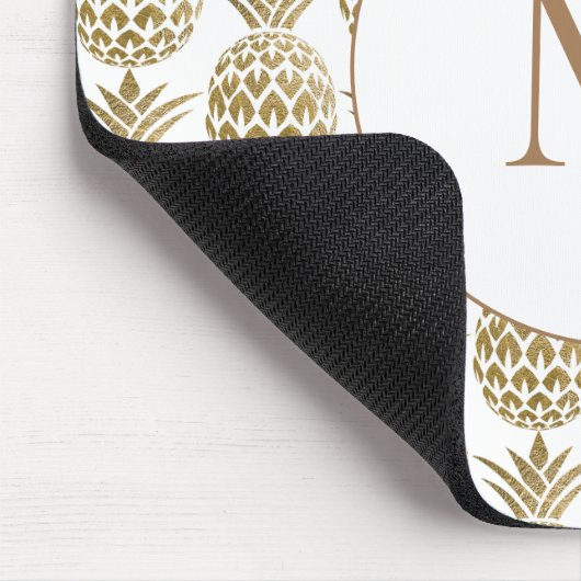 Glittery Gold Ananas Muster White Monogram Mousepad (Ecke)