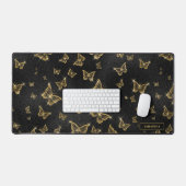 Glittery Gold Butterfets Muster Custom Monogram Schreibtischunterlage (Tastatur & Maus)