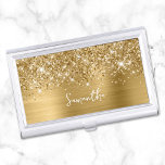 Glittery Gold Glam Name Visitenkarten Dose<br><div class="desc">Passen Sie das moderne handgeschriebene Skript an,  um Ihre eigene Visitenkarten-Hülle zu erstellen. Fügen Sie ein Monogramm Initial hinzu,  um eine erste Kombination aus Vornamen zu erstellen. Girl Chef kleine Geschenk. Girly Imitate Gold Glitzer und gebürstete Metallfolie Digital Art,  die wie ein Foto auf Ihrem Design drucken wird.</div>