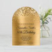 Glittery Gold Metallic Monogram 50. Geburtstag Einladung (Stehend Vorderseite)