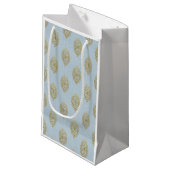 Glittery Ikat Medallion - Sky Blue & Gold Kleine Geschenktüte (Vorderseite Schrägansicht)