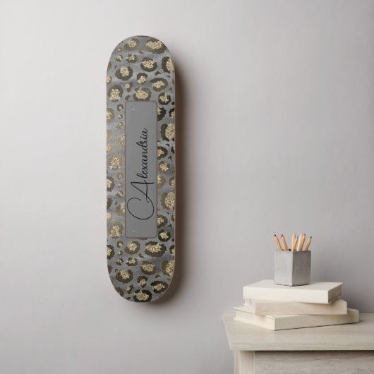 Glittery Leopard Print on Glossy Grau Personalisie Skateboard (Wandkunst)