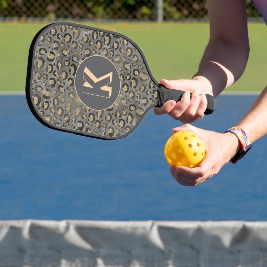 Glittery Leopard Print on Glossy Gray Monogram Pickleball Schläger (InSitu)