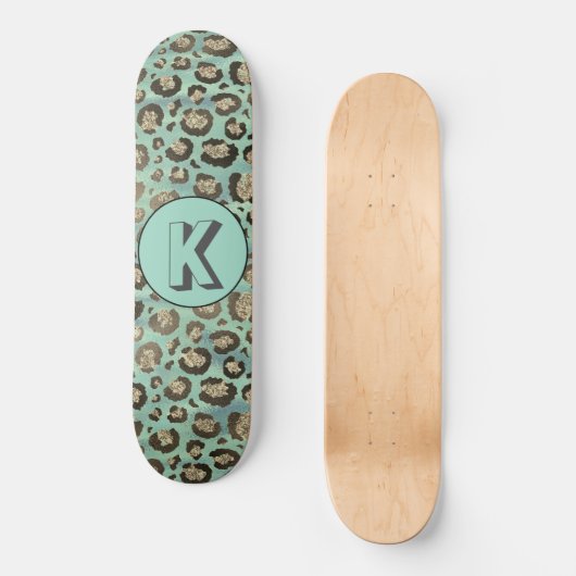 Glittery Leopard Print on Glossy Green Monogram Skateboard (Vorderseite)