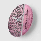 Glittery Leopard Print on Glossy Hot Pink  Runde Wanduhr (Winkel)