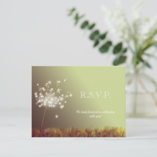 Glittery Meadow Dandelions Wedding RSVP Einladungspostkarte (Stehend Vorderseite)