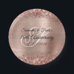 Glittery Rose Gold Foil Monogram 10 Jahre Pappteller<br><div class="desc">Erstellen Sie Ihre eigenen Teller zum 10. oder anderen Hochzeitstag für sie. Passen Sie die Schriftstile der Kalligrafie nach Bedarf an. Imitate funkelnd Rose Gold Glitzer gegen ein Imitat glänzend gebürstete Metall Gold-Folie Grafik. Das ganze Glanz und Glanz dieses modernen,  mädchenhaften Designs sind digitale Grafiken.</div>