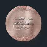 Glittery Rose Gold Foil Monogram 10 Jahre Pappteller<br><div class="desc">Erstellen Sie Ihre eigenen Teller zum 10. oder anderen Hochzeitstag für sie. Passen Sie die Schriftstile der Kalligrafie nach Bedarf an. Imitate funkelnd Rose Gold Glitzer gegen ein Imitat glänzend gebürstete Metall Gold-Folie Grafik. Das ganze Glanz und Glanz dieses modernen,  mädchenhaften Designs sind digitale Grafiken.</div>