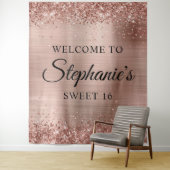 Glittery Rose Gold Foil Willkommen im Sweet 16 Wandteppich (Beispiel)