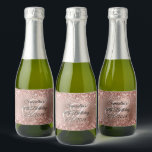 Glittery Rose Gold Glam 40th Birthday Monogram Schaumweinetikett<br><div class="desc">Erstellen Sie Ihre eigenen Geburtstags Mini-Sektflaschen-Etiketten für ihre besondere Meilenstein 40. Geburtstagsfeier. Passen Sie die extravaganten Schriftarten-Stile des Textes und des Monogramms an. Der gürtelförmige Hintergrund ist mit einem Imitat funkelnd Rose Gold Glitzer gegen ein koordinierendes Imitat glänzend gebürstete metallische Optik Folie. Alle funkelnden und rot-rosa und Rose Gold in...</div>