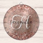 Glittery Rose Gold Glam Monogram Dartscheibe<br><div class="desc">Erstellen Sie Ihr eigenes personalisiertes Monogramm-Dartboard für sie. Passen Sie das Schwarz-Weiß-Dekormonogramm mit elegantem Kalligraphiedesign im Signaturstil an. Der Schriftstil von Monogramm ist so dekorativ, dass er für einige Buchstaben zentriert werden muss. Dieser moderne Schriftart im Stil einer Unterkunft mit wunderschönen Schluchten. Der Hintergrund ist mit einer Rose aus Gold...</div>