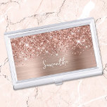 Glittery Rose Gold Glam Name Visitenkarten Dose<br><div class="desc">Passen Sie das moderne handgeschriebene Skript an, um Ihre eigene Visitenkarten-Hülle zu erstellen. Fügen Sie ein Monogramm Initial hinzu, um eine erste Kombination aus Vornamen zu erstellen. Girly Imitate rot Rosa und Rose Gold Glitzer und gebürstete Metallfolie digitale Kunst (es wird wie ein Foto auf Ihrem modernen Gehäuse drucken). Girl...</div>