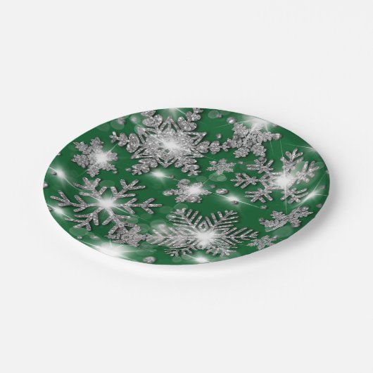 Glittery silbergrüne festliche Schneeflockenmuster Pappteller (Schrägansicht)