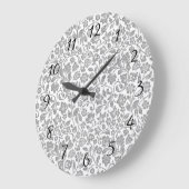 Glittery Silver Floral on White Große Wanduhr (Winkel)