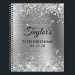 Glittery Silver Foil 70th Birthday Guest Notizblock<br><div class="desc">Erstellen Sie Ihr eigenes Gästebuch zu 70. Geburtstagsfeiern in einem leeren Notebook. Karo in den Optionen für die Textseite für diese Notebooks. Girly Imitate funkelnd silberner Glitzer auf der Oberseite und unten Rand, über eine silbergraue Imitate aus gebürstetem Metall glänzende Folie. Passen Sie die Stile des Schriftartes an, um Ihr...</div>