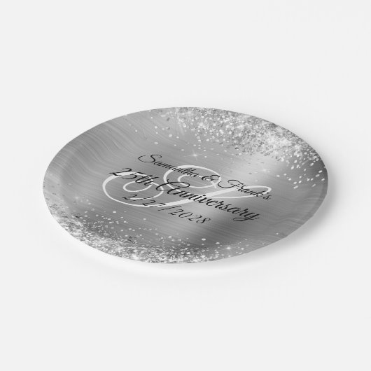 Glittery Silver Foil Mit Monogramm 25 Jahre Pappteller (Schrägansicht)