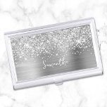 Glittery Silver Glam Name Visitenkarten Dose<br><div class="desc">Passen Sie das moderne handgeschriebene Skript an,  um Ihre eigene Visitenkarten-Hülle zu erstellen. Fügen Sie ein Monogramm Initial hinzu,  um eine erste Kombination aus Vornamen zu erstellen. Girly Imitate silber Glitzer und metallische Folie digitale Kunst,  die wie ein Foto auf Ihrem Design drucken wird. Girl Chef kleine Geschenk.</div>