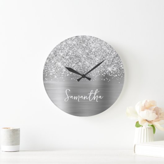 Glittery Silver Glam White Script Name Große Wanduhr (Zuhause)