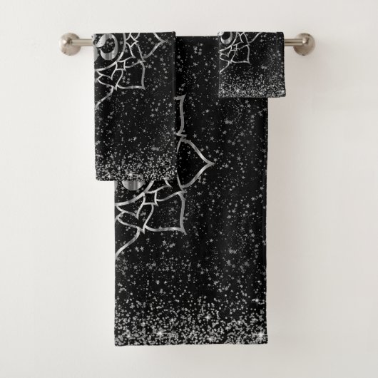Glittery Silver Stars OM Lotus Mandala auf Black Badhandtuch Set (Insitu)
