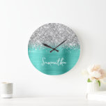 Glittery Silver Turquoise Glam White Script Name Große Wanduhr<br><div class="desc">Passen Sie das moderne handgeschriebene Skript an, um Ihre eigene große Rundwand-Uhr zu erstellen. Fügen Sie hinter dem Namen ein Monogramm ein Initial hinzu, um Ihre eigene Erstbenennungskombination zu erstellen. Girly Glam Imitate silber Glitzer und türkisfarbene aquamarine Imitate verzieren digitale Kunstbilder, die wie ein Foto auf ihr Geschenk drucken. In...</div>