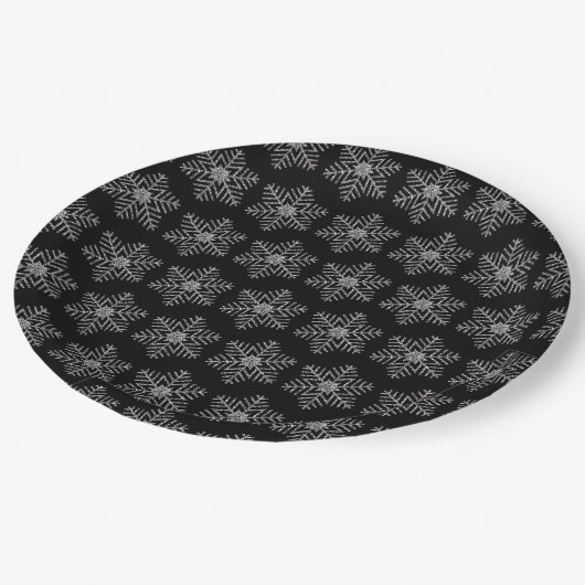 Glittery Snowflake auf schwarzem Hintergrund Pappteller (Schrägansicht)