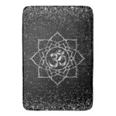 Glittery Stars OM Mandala auf schwarz Badematte (Vorderseite Vertikal)
