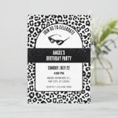 Glitzer "Black and White Leopard" Geburtstag Einladung (Stehend Vorderseite)
