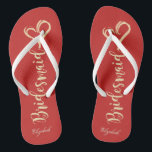 Glitzer Bridesmaid, Herz, Rot - Personalisiert Badesandalen<br><div class="desc">Niedliche goldglänzende Brautjungfrau und Herz auf rotem Hintergrund mit Ihrem Namen. Wählen Sie den Kostümknopf,  um Stil,  Farbe und Größe der Schriftart zu ändern. Jedes Mädchen würde Liebe haben,  dieses elegante und stilvolle Design zu haben.</div>