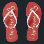 Glitzer Bridesmaid, Herz, Rot - Personalisiert Badesandalen<br><div class="desc">Niedliche goldglänzende Brautjungfrau und Herz auf rotem Hintergrund mit Ihrem Namen. Wählen Sie den Kostümknopf,  um Stil,  Farbe und Größe der Schriftart zu ändern. Jedes Mädchen würde Liebe haben,  dieses elegante und stilvolle Design zu haben.</div>