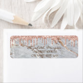 Glitzer fällt das Label für graue Marmorstandadres (Insitu)