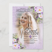 Glitzer Lila Blumenfoto-Vorlage Sweet 16 Einladung (Vorderseite)