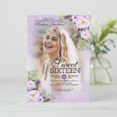 Glitzer Lila Blumenfoto-Vorlage Sweet 16 Einladung (Stehend Vorderseite)