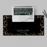 Glitzer-Marmorkalligrafie-Logo Lux Schreibtischunterlage<br><div class="desc">Die elegante Marmorschreibmatte aus Schwarz und Gold aus Glitzer mit goldenen und goldenen Farbtönen aus Imitat,  Marmorhintergrund und Platz für Ihren Namen oder Firmennamen verleiht Ihrem Arbeitsbereich eine Touch Eleganz. Nutzen Sie diese stilvolle Schreibtischmatte für Ihr kleines Unternehmen,  Ihr Firmenbüro oder Ihre Zuhause.</div>