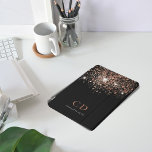 Glitzer-Monogramm-Name der schwarzen Rose iPad Pro Cover<br><div class="desc">Ein schicker schwarzer Hintergrund mit goldenem Rose-Glitzer fällt. Personalisieren Sie Ihre Monogramm-Initialen und Ihren Namen und fügen Sie sie hinzu. Rose von goldfarbenem und weißem Text.</div>