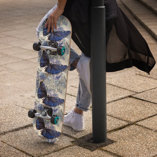 Glitzer Navy Blue Butterfly mit Blumenhintergrund Skateboard