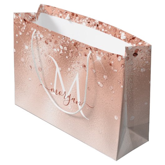 Glitzer Peach Rose Gold Monogramm Große Geschenktüte (Rückseite Schrägansicht)