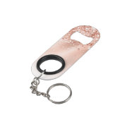 Glitzer Peach Rose Gold Monogramm Mini Flaschenöffner (Rückseite Schrägansicht)