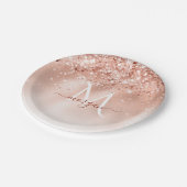 Glitzer Peach Rose Gold Monogramm Pappteller (Schrägansicht)
