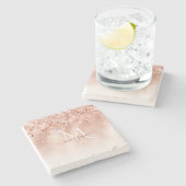 Glitzer Peach Rose Gold Monogramm Steinuntersetzer (Seitenansicht)