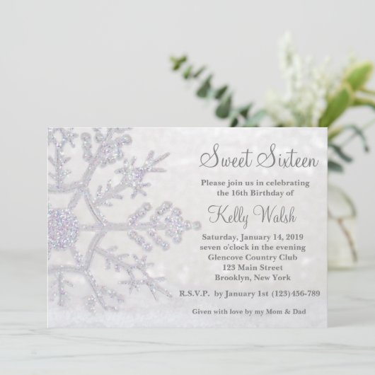 Glitzer Schneeflocken Sweet 16 Winter Einladung (Stehend Vorderseite)