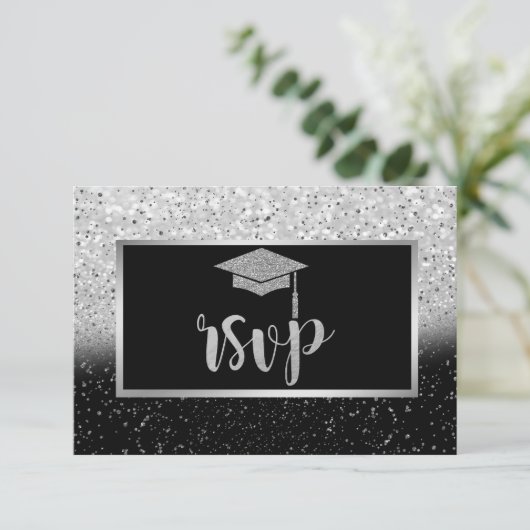 Glitzer Silver Grad Cap, Confetti Graduation Party RSVP Karte (Stehend Vorderseite)