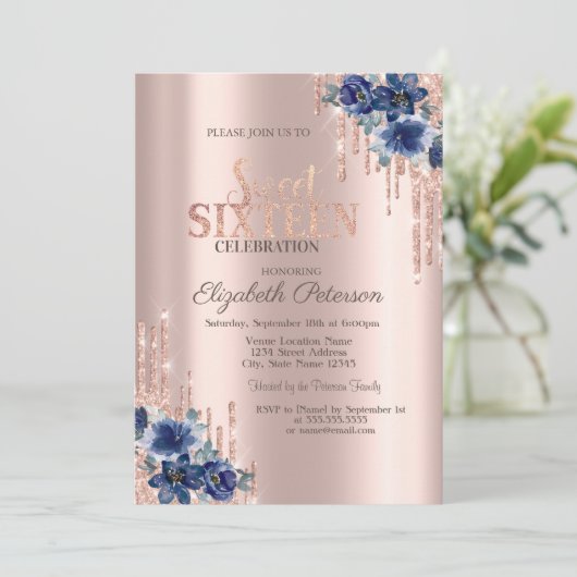 Glitzer Tropfen Rose Gold Blumen Sweet 16 Einladung (Stehend Vorderseite)