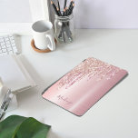 Glitzer Tropfen Rose Gold Metallname mädchenhaft iPad Air Hülle<br><div class="desc">Ein elegantes,  mädchenhaftes und glamouröses Pad-Gehäuse. Imitate Rose Gold und rosa Glitzer Tropfen,  malen Tropfen. Chic Rose Gold ombre Imitate metallisch aussehen Hintergrund. Geben Sie Ihren Namen ein,  der mit einem modernen handgeschriebenen Stilskript geschrieben wurde. Dunkle Rose goldfarbene Buchstaben.</div>