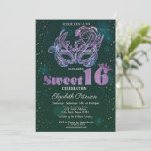 Glitzer Violet Masque Green Sweet 16 Einladung (Stehend Vorderseite)