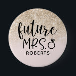 Glitzer von Frau Blush Pink und Gold Button<br><div class="desc">Feiern Sie Ihre bevorstehende Hochzeit mit dieser "Future Mrs." -Taste mit Ihrem zukünftigen Nachnamen. Ideal für Junggeselinnen-Abschied und Brautpartys!</div>