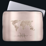 Glitzer World Map Travel Rose Gold Monogramm Laptopschutzhülle<br><div class="desc">Elegante Glitzer Weltkarte auf Rose goldener Hintergrund mit Ihrem Namen.</div>